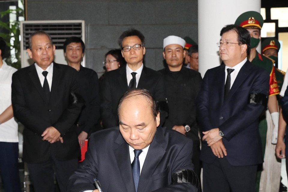 Thủ tướng Nguyễn Xuân Phúc ghi sổ tang. (Ảnh: Trọng Đức/TTXVN)