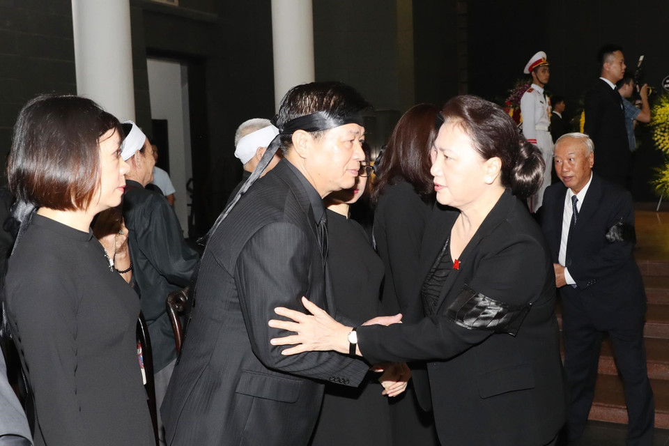 Chủ tịch Quốc hội Nguyễn Thị Kim Ngân chia buồn với gia quyến đồng chí Vũ Mão. (Ảnh: Trọng Đức/TTXVN)