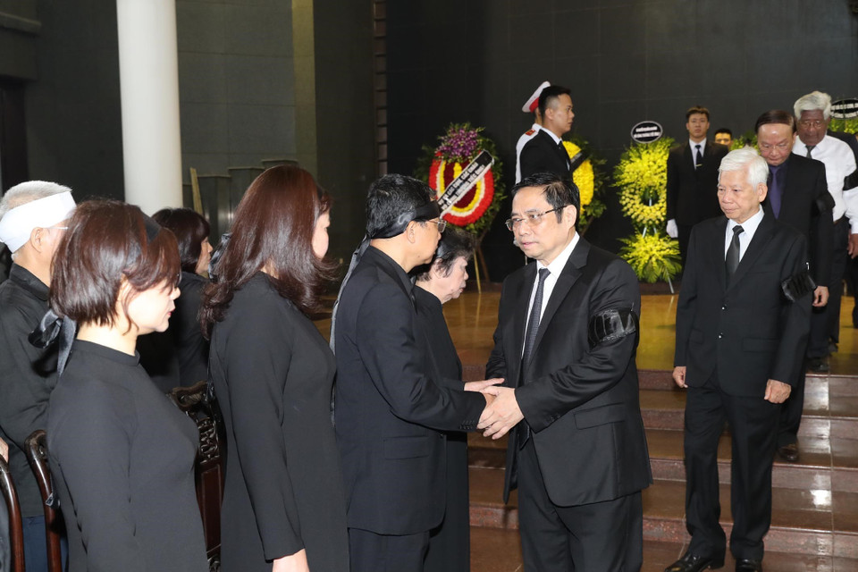 Đoàn Ban Bí thư Trung ương Đảng do ông Phạm Minh Chính, Ủy viên Bộ Chính trị, Bí thư Trung ương Đảng, Trưởng Ban Tổ chức Trung ương làm trưởng đoàn viếng đồng chí Vũ Mão. (Ảnh: Trọng Đức/TTXVN)