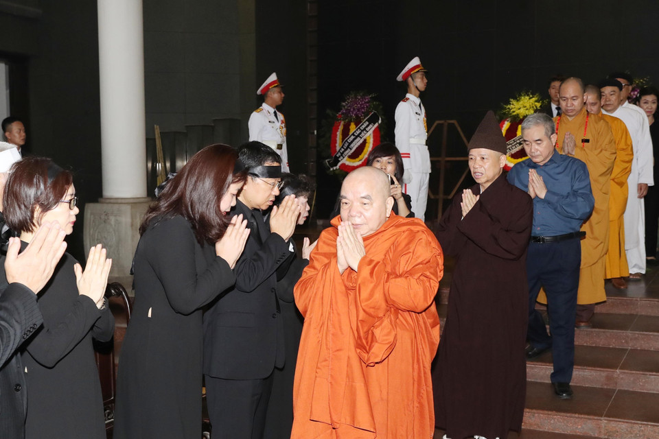 Đoàn Ủy ban Trung ương Mặt trận Tổ quốc Việt Nam viếng đồng chí Vũ Mão. (Ảnh: Trọng Đức/TTXVN)