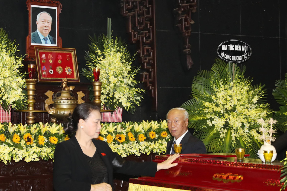 Chủ tịch Quốc hội Nguyễn Thị Kim Ngân dẫn đầu đoàn Ủy ban Thường vụ Quốc hội viếng đồng chí Vũ Mão. (Ảnh: Trọng Đức/TTXVN)