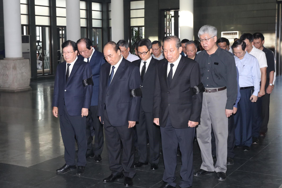 Thủ tướng Nguyễn Xuân Phúc dẫn đầu đoàn Chính phủ đến viếng đồng chí Vũ Mão. (Ảnh: Trọng Đức/TTXVN)