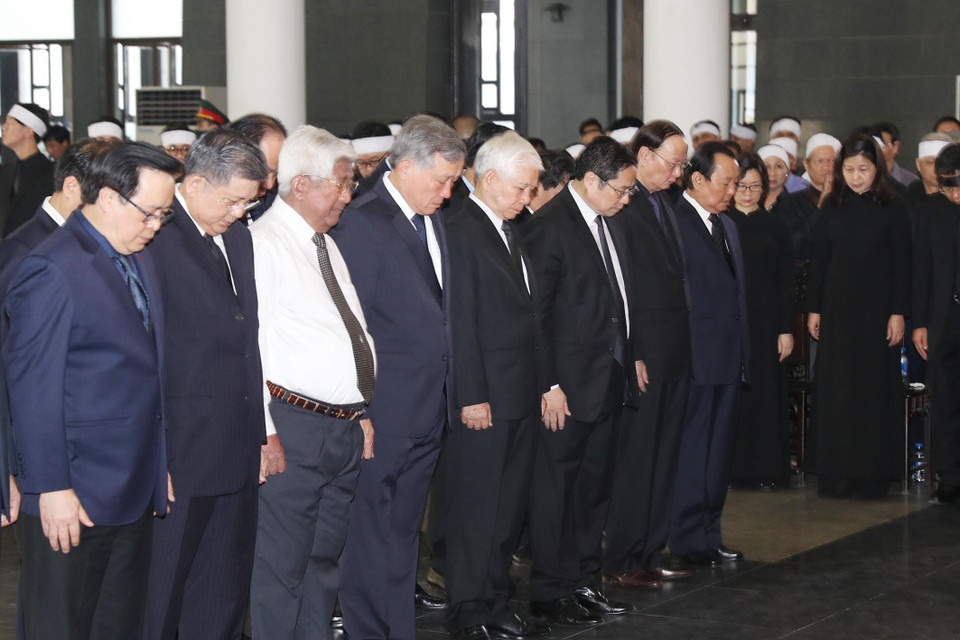 Đoàn Ban Bí thư Trung ương Đảng do ông Phạm Minh Chính, Ủy viên Bộ Chính trị, Bí thư Trung ương Đảng, Trưởng Ban Tổ chức Trung ương làm trưởng đoàn viếng đồng chí Vũ Mão. (Ảnh: Trọng Đức/TTXVN)