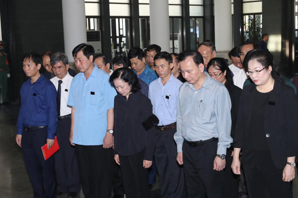  Đoàn Ban Dân vận Trung ương do đồng chí Trương Thị Mai, Ủy viên Bộ Chính trị, Bí thư Trung ương Đảng, Trưởng Ban Dân vận Trung ương làm trưởng đoàn đến viếng. (Ảnh: Trọng Đức/TTXVN)