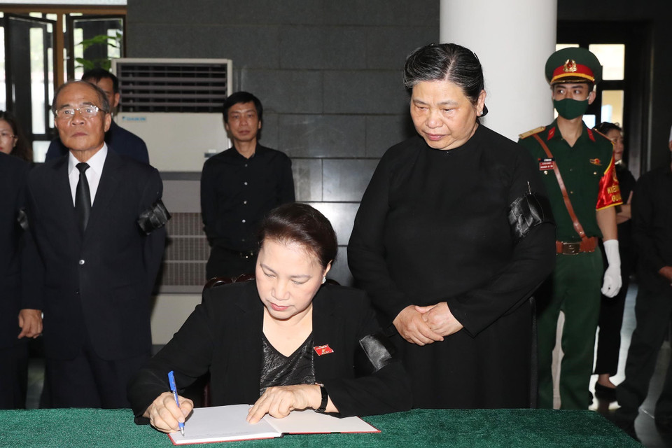 Chủ tịch Quốc hội Nguyễn Thị Kim Ngân ghi sổ tang tại lễ viếng đồng chí Vũ Mão. (Ảnh: Trọng Đức/TTXVN)