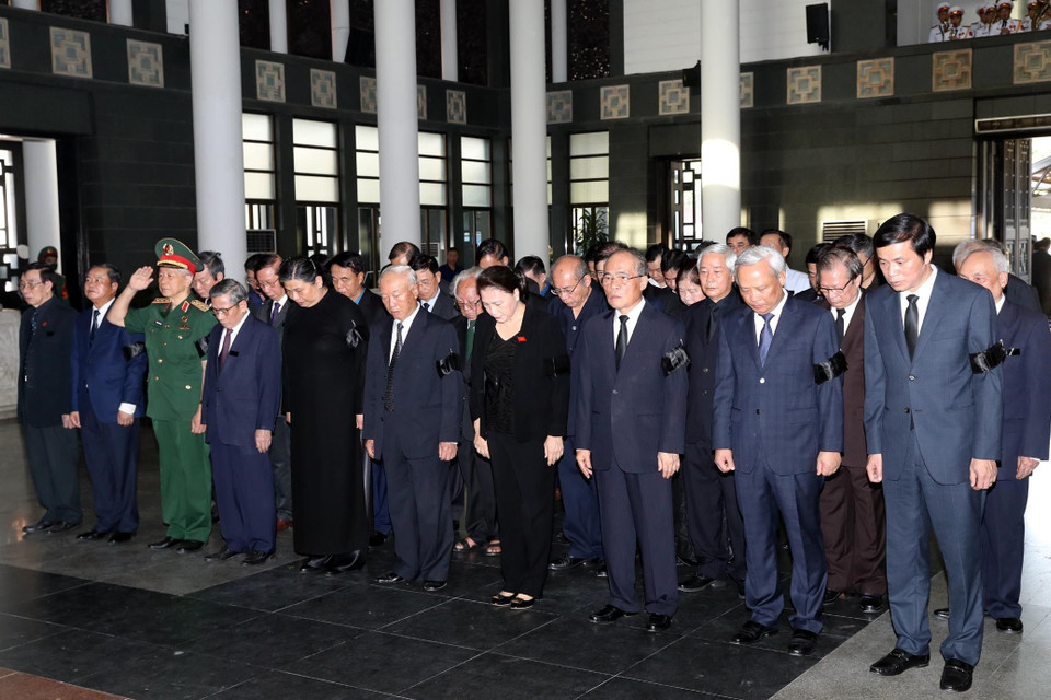Chủ tịch Quốc hội Nguyễn Thị Kim Ngân dẫn đầu đoàn Ủy ban Thường vụ Quốc hội viếng đồng chí Vũ Mão. (Ảnh: Trọng Đức/TTXVN)