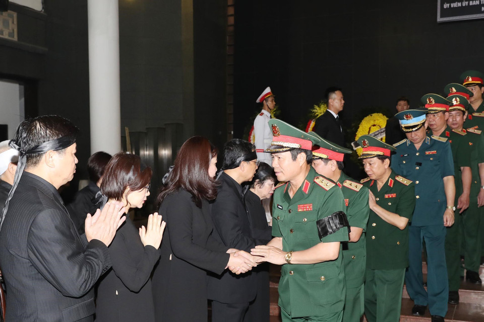 Đoàn Quân ủy Trung ương, Bộ Quốc phòng do Trung tướng Nguyễn Tân Cương, Ủy viên Trung ương Đảng, Thứ trưởng Bộ Quốc phòng làm Trưởng đoàn viếng đồng chí Vũ Mão. (Ảnh: Trọng Đức/TTXVN)