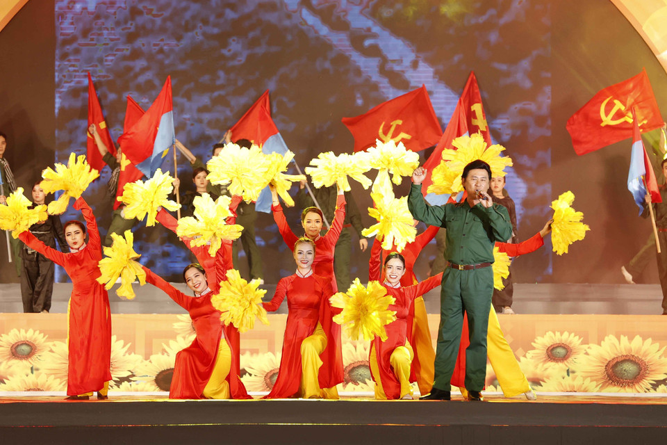 Tiết mục văn nghệ chào mừng lễ kỷ niệm. (Ảnh: Doãn Tấn/TTXVN)