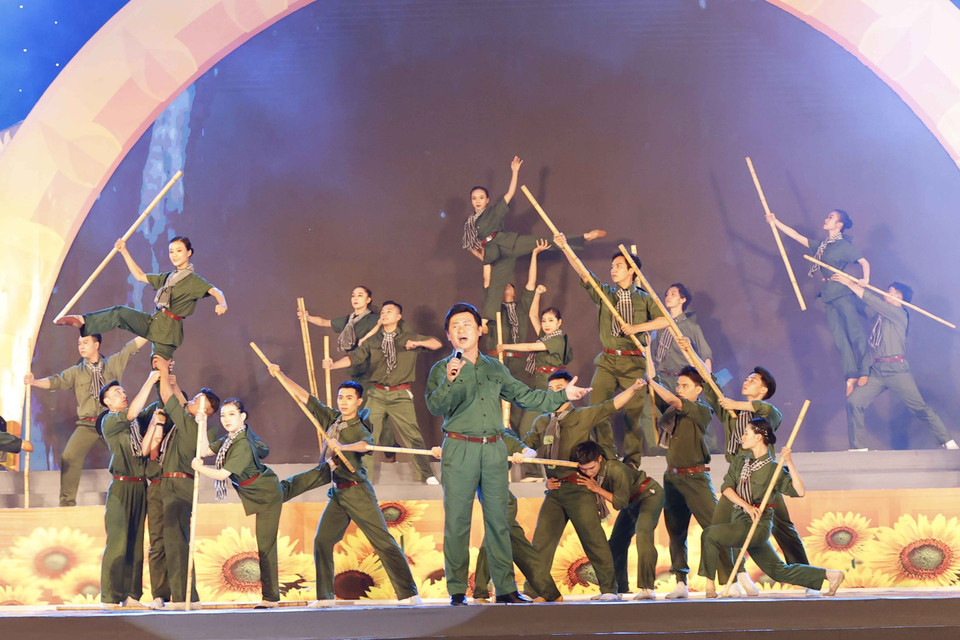 Tiết mục văn nghệ chào mừng lễ kỷ niệm. (Ảnh: Doãn Tấn/TTXVN)