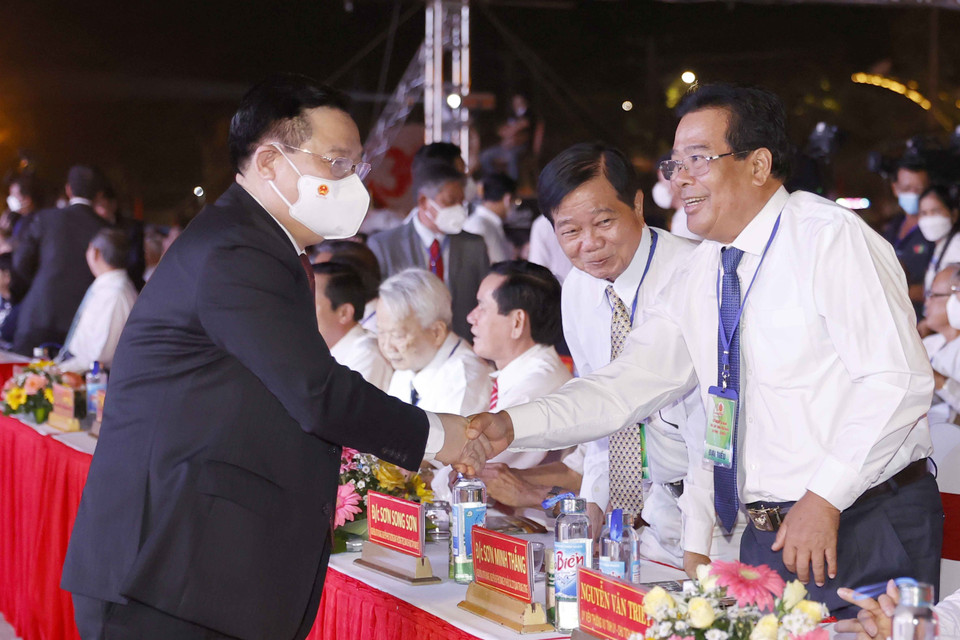 Chủ tịch Quốc hội Vương Đình Huệ với các đại biểu dự lễ kỷ niệm. (Ảnh: Doãn Tấn/TTXVN)