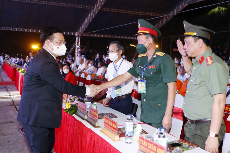 Chủ tịch Quốc hội Vương Đình Huệ với các đại biểu dự lễ kỷ niệm. (Ảnh: Doãn Tấn/TTXVN)