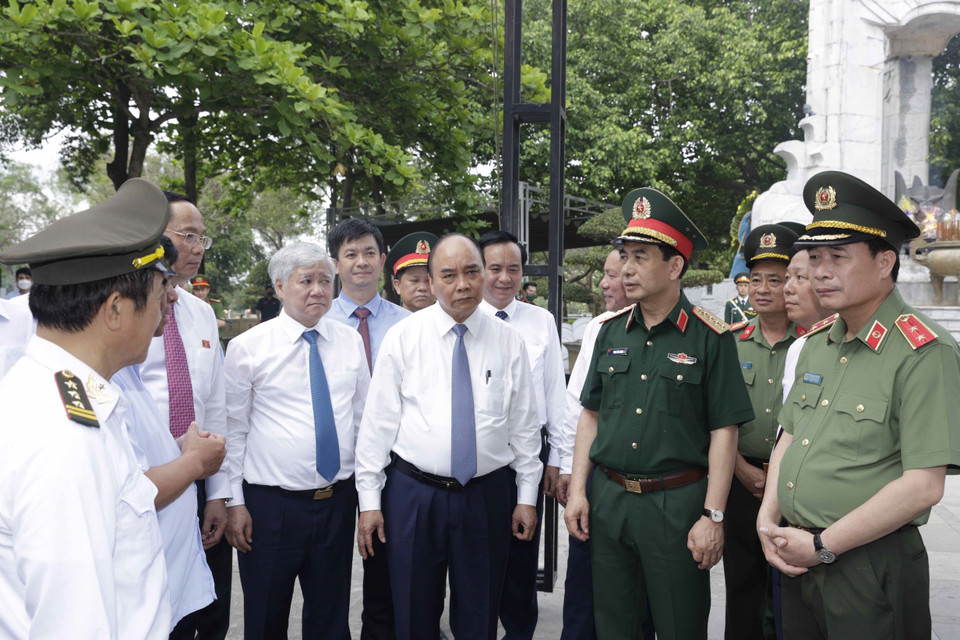 Chủ tịch nước Nguyễn Xuân Phúc và các đại biểu tại Nghĩa trang liệt sỹ quốc gia Trường Sơn. (Ảnh: Thống Nhất/TTXVN)