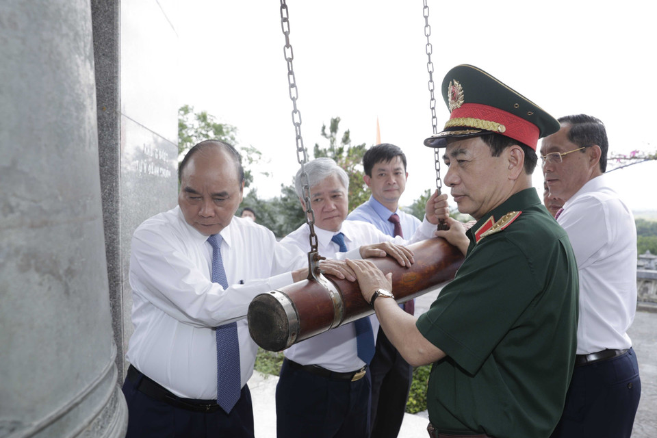 Chủ tịch nước Nguyễn Xuân Phúc viếng các Anh hùng liệt sỹ tại Nghĩa trang liệt sỹ quốc gia Đường 9. (Ảnh: Thống Nhất/TTXVN)