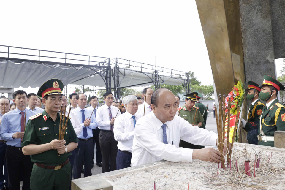 Chủ tịch nước Nguyễn Xuân Phúc dâng hương, hoa viếng các anh hùng liệt sỹ tại Nghĩa trang liệt sỹ quốc gia Đường 9. (Ảnh: Thống Nhất/TTXVN)