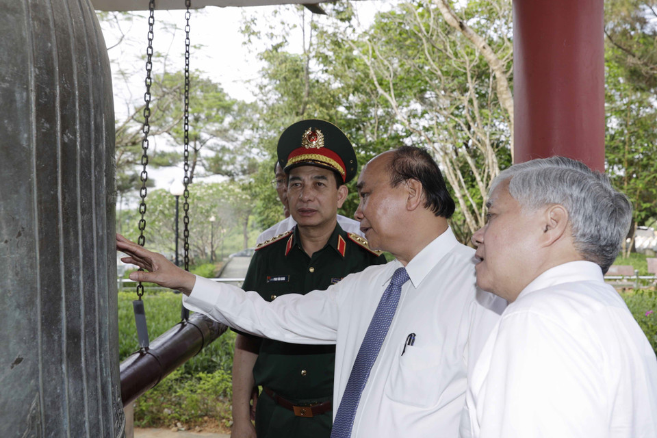 Chủ tịch nước Nguyễn Xuân Phúc và các đại biểu tại Nghĩa trang liệt sỹ quốc gia Trường Sơn. (Ảnh: Thống Nhất/TTXVN)