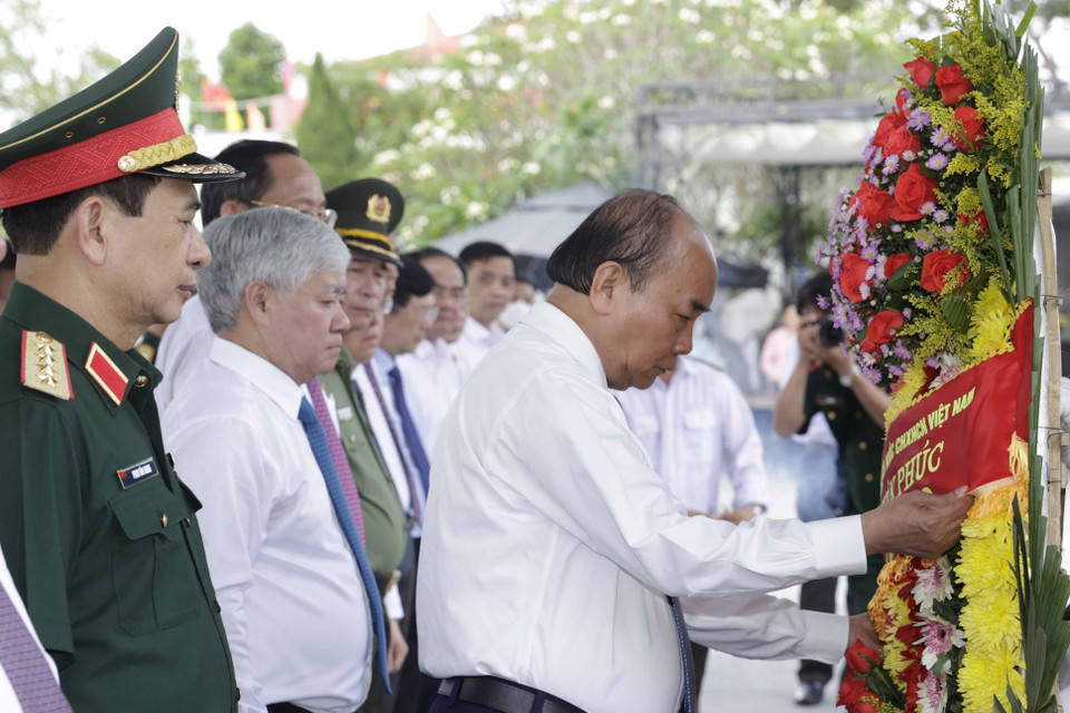Chủ tịch nước Nguyễn Xuân Phúc dâng hương, hoa viếng các Anh hùng liệt sỹ tại Nghĩa trang liệt sỹ quốc gia Đường 9. (Ảnh: Thống Nhất/TTXVN)