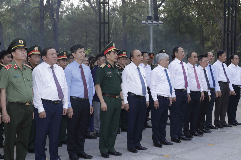 Chủ tịch nước Nguyễn Xuân Phúc dâng hương, hoa viếng các Anh hùng liệt sỹ tại Nghĩa trang liệt sỹ quốc gia Trường Sơn.(Ảnh: Thống Nhất/TTXVN)