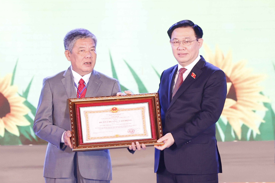 Chủ tịch Quốc hội Vương Đình Huệ trao tặng Huân chương Lao động hạng Nhất của Chủ tịch nước cho đảng bộ, chính quyền và nhân dân tỉnh Trà Vinh. (Ảnh: Doãn Tấn/TTXVN)