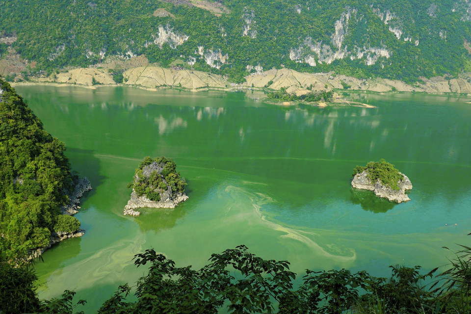 Những hòn đảo nhỏ giữa lòng hồ. (Ảnh: Xuân Tư/TTXVN)