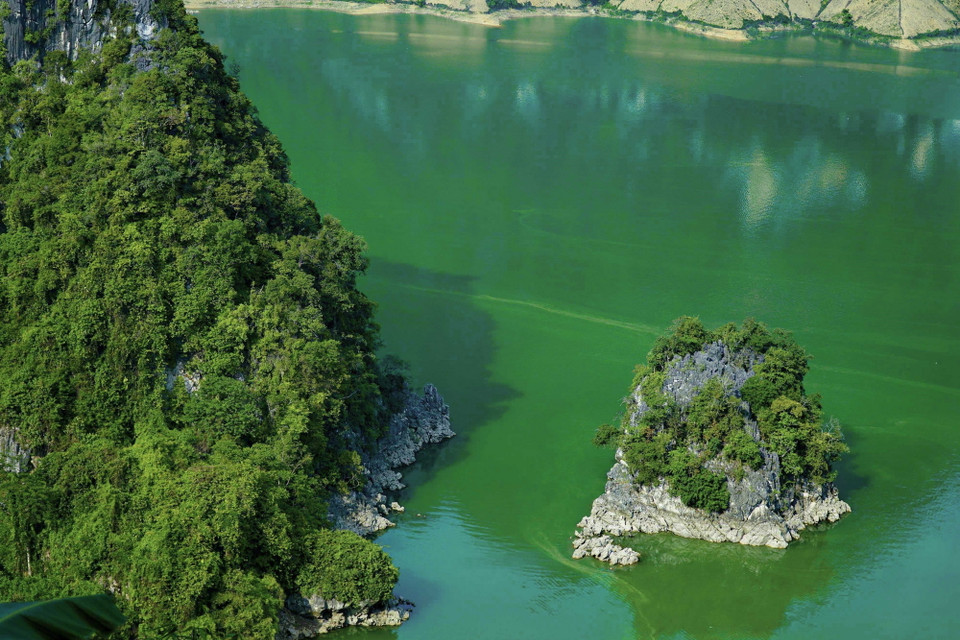 Những hòn đảo nhỏ giữa lòng hồ. (Ảnh: Xuân Tư/TTXVN)