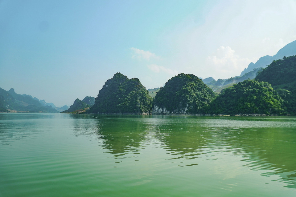 Phong cảnh sơn thủy hữu tình ở Huổi Só. (Ảnh: Xuân Tư/TTXVN)