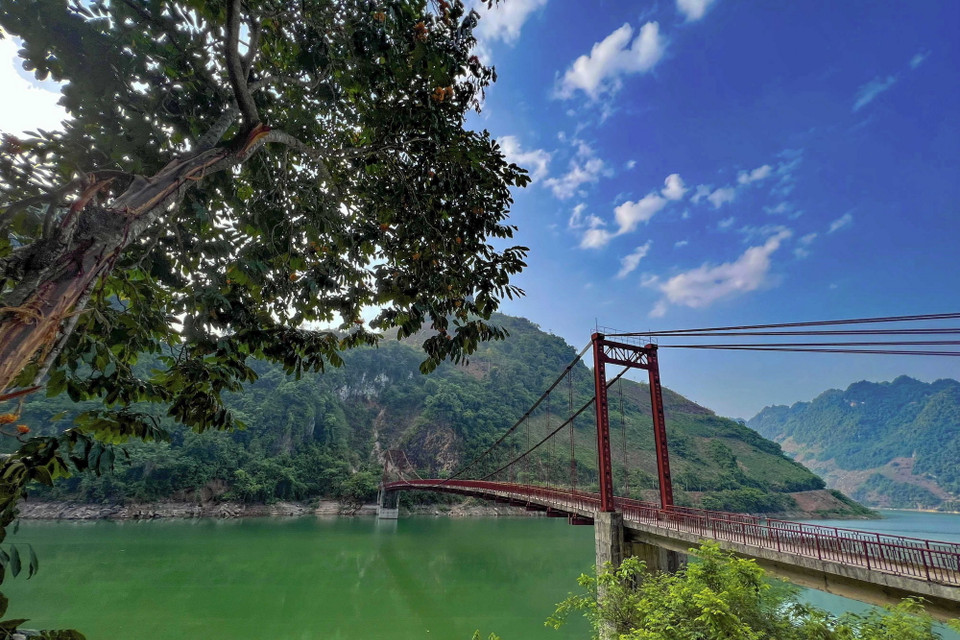 Từ khi công trình thủy điện Sơn La được hoàn thành, vùng trũng các xã Huổi Só, Sín Chải và Tủa Thàng (huyện Tủa Chùa, tỉnh Điện Biên) chìm dưới làn nước sông Đà. (Ảnh: Xuân Tư/TTXVN)