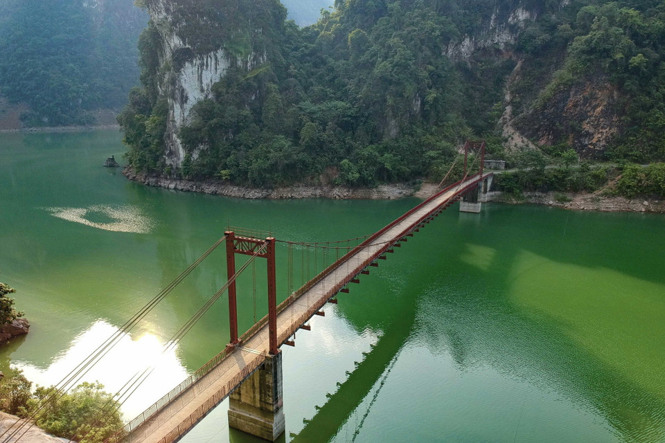 Cầu Pa Phông là điểm check in không thể thiếu khi đến tham quan lòng hồ thủy điện Sông Đà ở huyện Tủa Chùa.(Ảnh: Xuân Tư/TTXVN)