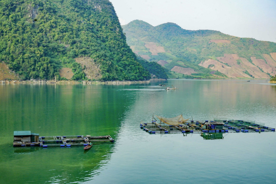 Lồng bè nuôi cá của người dân trên lòng hồ. (Ảnh: Xuân Tư/TTXVN)