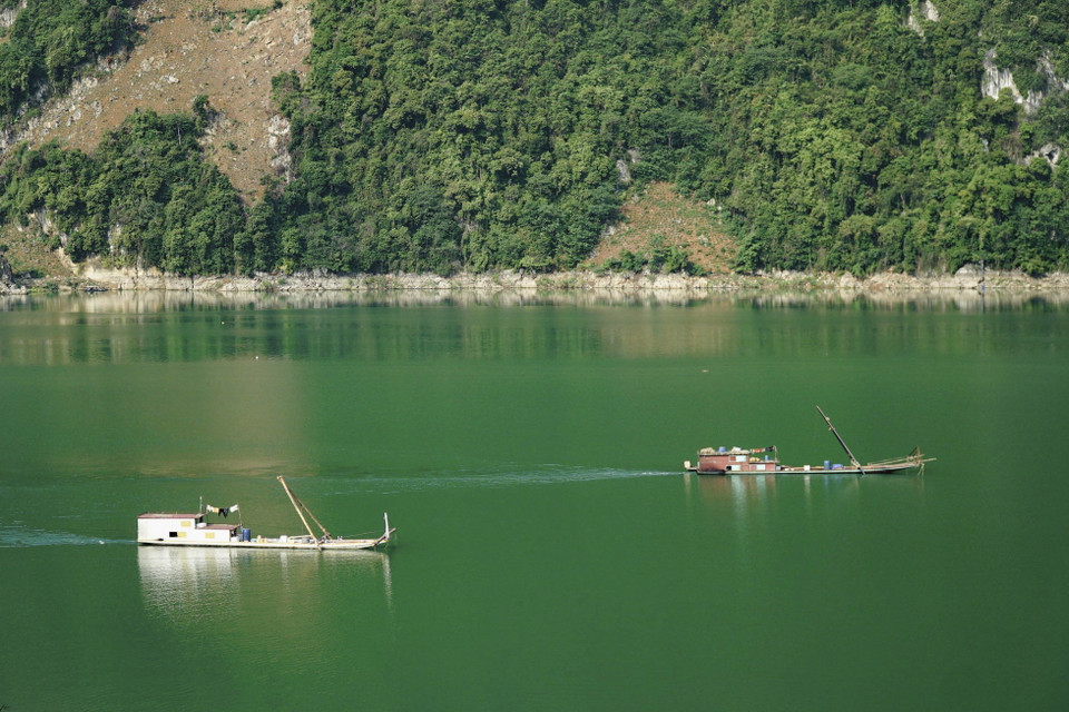 Những chiếc thuyền chạy trên lòng hồ. (Ảnh: Xuân Tư/TTXVN)