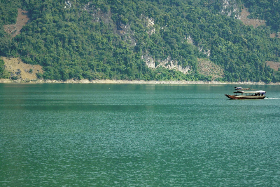 Những chiếc thuyền chạy trên lòng hồ. (Ảnh: Xuân Tư/TTXVN)