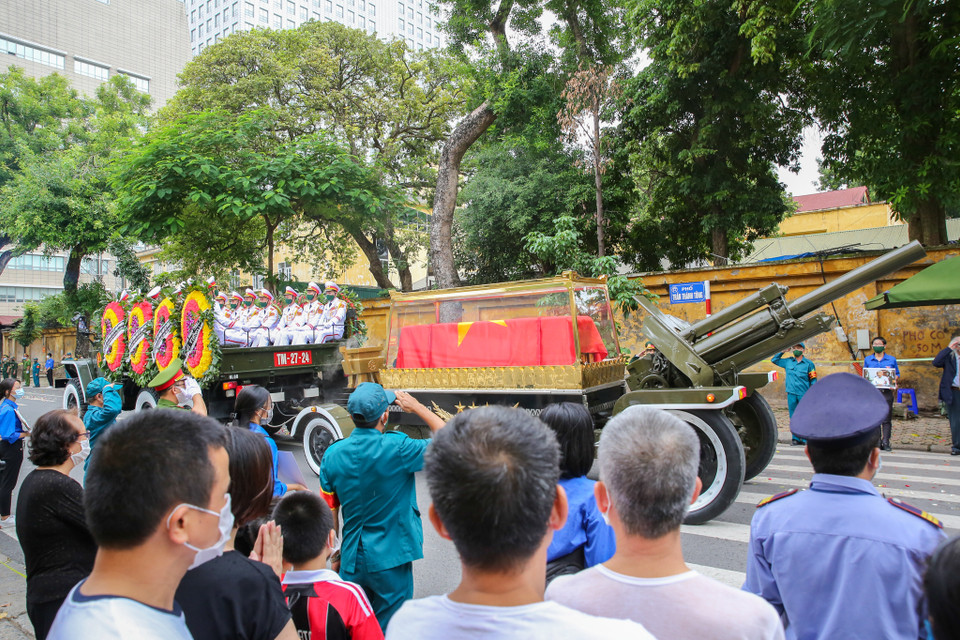 Rất đông người dân đã đến để đưa tiễn nguyên Tổng bí thư. (Ảnh: Minh Sơn/Vietnam+)