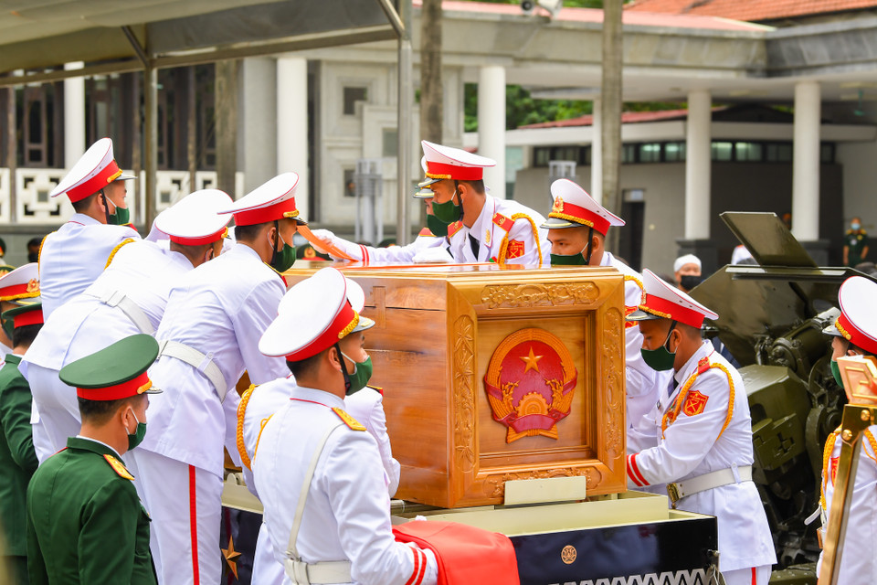 Linh cữu của nguyên Tổng bí thư được đặt trang trọng lên linh xa. (Ảnh: Minh Sơn/Vietnam+) 