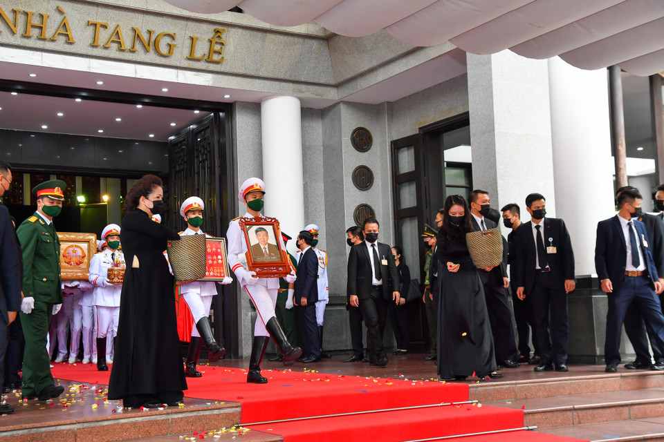Trong hai ngày tổ chức lễ quốc tang, tính đến trước giờ phút truy điệu, đã có 946 đoàn, trên 11.000 người đã đến viếng nguyên Tổng bí thư Lê Khả Phiêu. (Ảnh: Minh Sơn/Vietnam+)