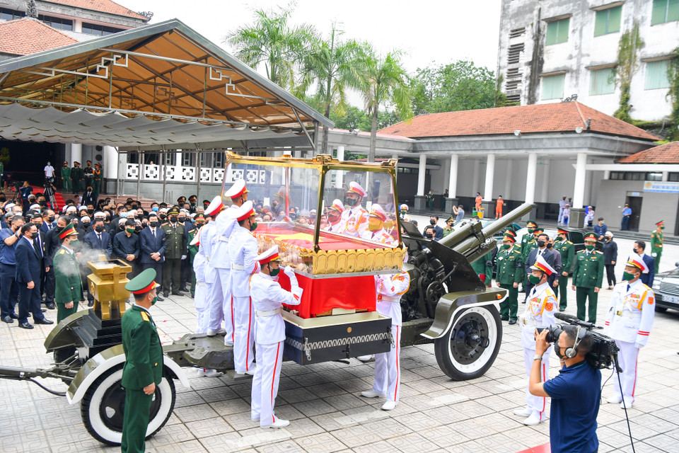 Linh cữu nguyên Tổng bí thư Lê Khả Phiêu được đặt trên linh xa sẽ di chuyển qua một số tuyến phố chính của Thủ đô Hà Nội. (Ảnh: Minh Sơn/Vietnam+)