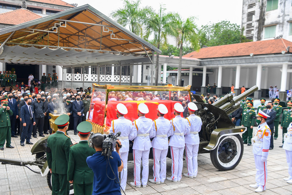 Lúc 14h, lễ an táng nguyên Tổng bí thư Lê Khả Phiêu sẽ được tổ chức tại nghĩa trang Mai Dịch, Hà Nội. Đây là nơi an nghỉ của nhiều bậc tiền bối cách mạng của Đảng, Nhà nước, Quân đội và các liệt sĩ.