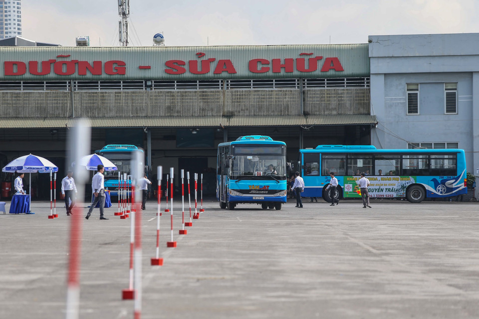 Ngày 26/9, Tổng công ty vận tải Hà Nội (Transerco) tiến hành Tổng kết đợt thi đua cao điểm và tổ chức Hội thi lái xe giỏi, an toàn năm 2020 tại Xí nghiệp xe buýt Cầu Bươu. (Ảnh: Minh Sơn/Vietnam+)