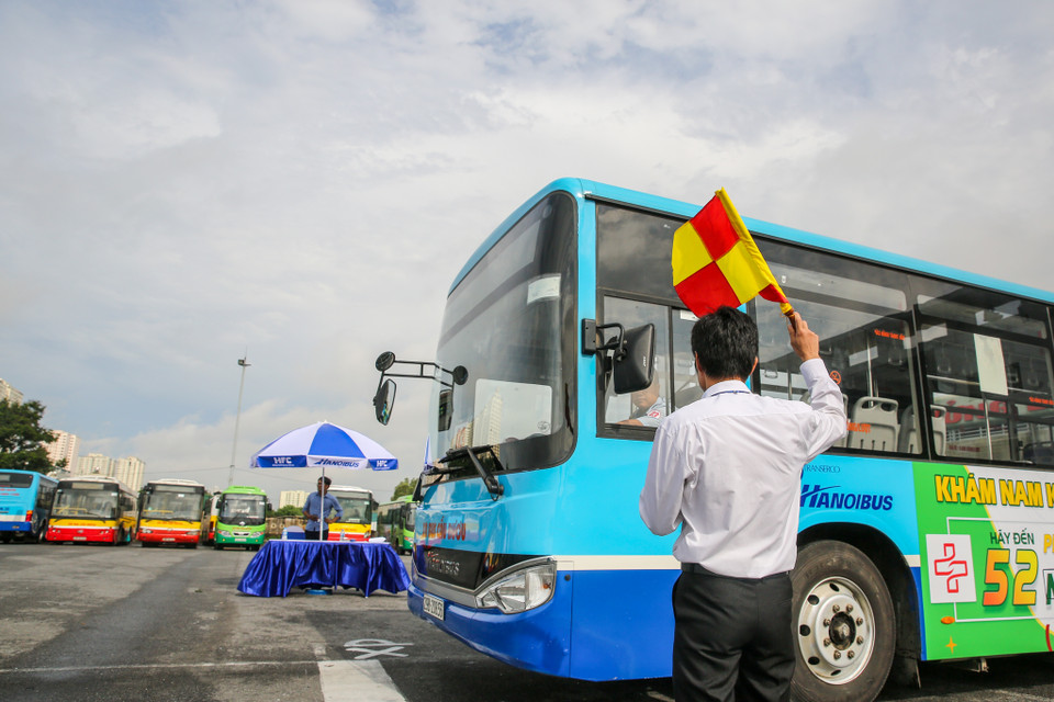 Trong phần thi tay lái, các lái xe sẽ phải vượt qua một sa hình phức tạp trong khoảng thời gian ngắn nhất mà không để xảy ra sai sót kỹ thuật. (Ảnh: Minh Sơn/Vietnam+)
