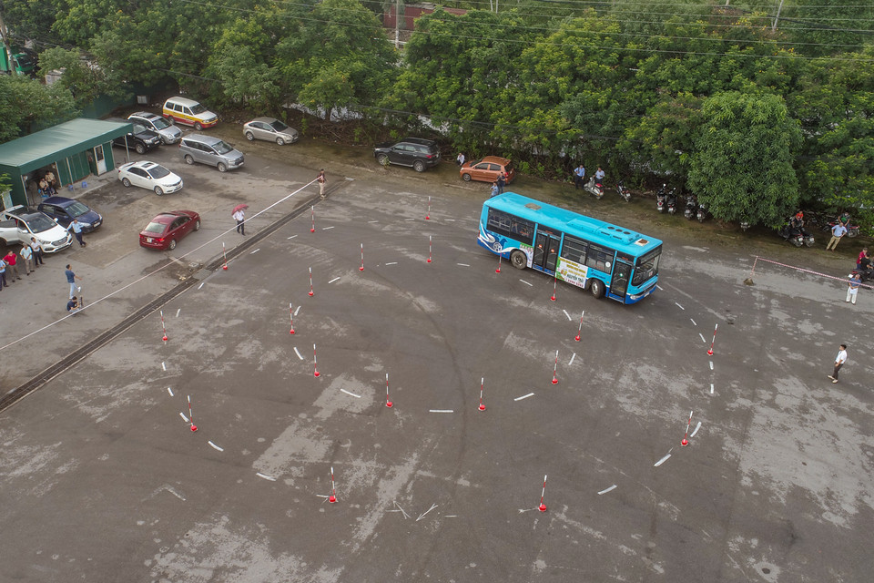 Hội thi là dịp để đội ngũ lái xe buýt có điều kiện nâng cao kiến thức, kỹ năng nghiệp vụ và tay nghề; vừa là dịp để giao lưu, trau dồi học hỏi kinh nghiệm lẫn nhau. (Ảnh: Minh Sơn/Vietnam+)