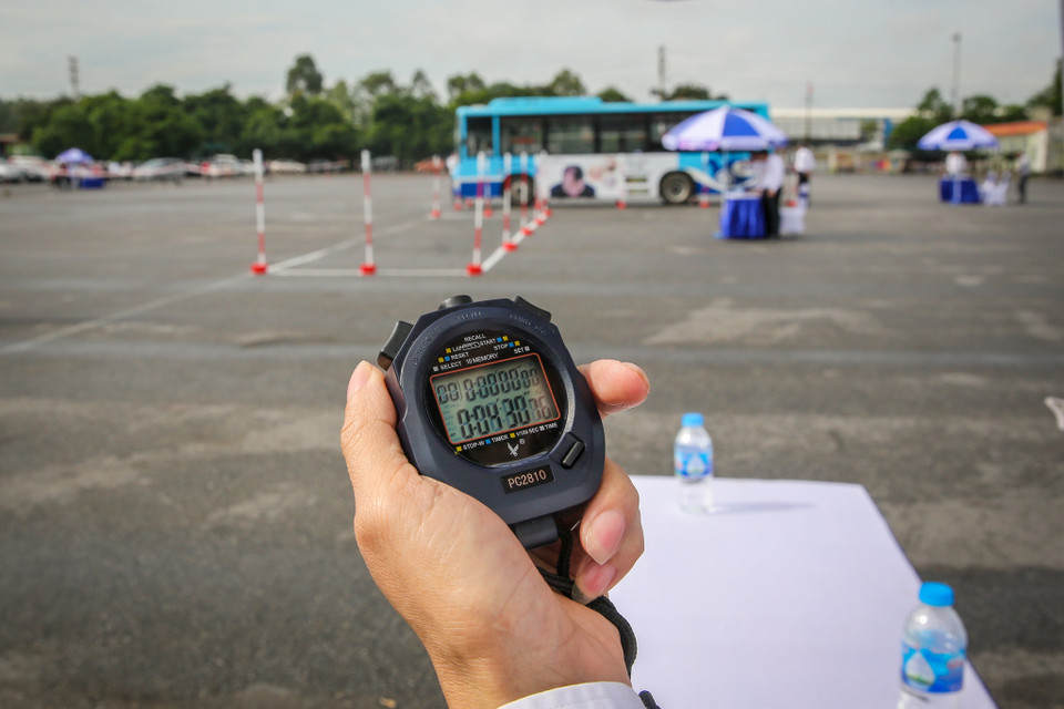 Lực lượng trọng tài sẽ bấm giờ đồng thời giám sát các phần phi của tài xế nhằm đảm bảo các tài xế tham gia cuộc thi an toàn, đúng luật và nhanh nhất. (Ảnh: Minh Sơn/Vietnam+)