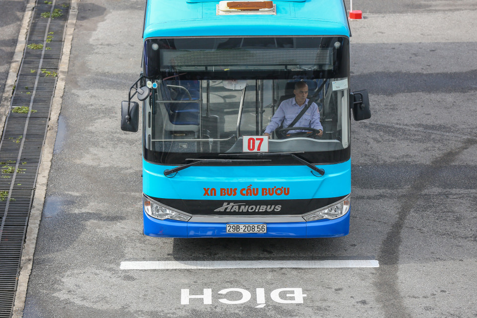 Ngoài ra, Ban tổ chức còn trao giải cho 3 tập thể xuất sắc nhất: Giải nhất thuộc về Xí nghiệp xe buýt 10-10, giải nhì thuộc về Trung tâm Tân Đạt và giải ba thuộc về Xí nghiệp xe buýt Thăng Long. (Ảnh: Minh Sơn/Vietnam+)