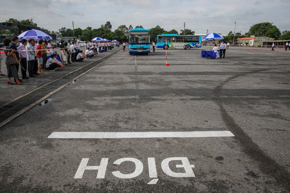 Kết thúc Hội thi, đã có 6 tuyển thủ đạt giải. Giải nhất thuộc về anh Trần Anh Dân (Xí nghiệp xe buýt 10-10), hai giải nhì thuộc về anh Nguyễn Tiến Anh (Trung tâm Tân Đạt) và anh Phạm Đức Dũng (Công ty Cổ phần xe điện Hà Nội). Ba giải 3 gồm: Anh Nguyễn Đức Đạt (Xí nghiệp xe buýt Thăng Long), anh Nguyễn Văn Cường (Xí nghiệp xe khách Nam Hà Nội) và anh Nguyễn Văn Thuyết (Xí nghiệp xe buýt Hà Nội). (Ảnh: Minh Sơn/Vietnam+)