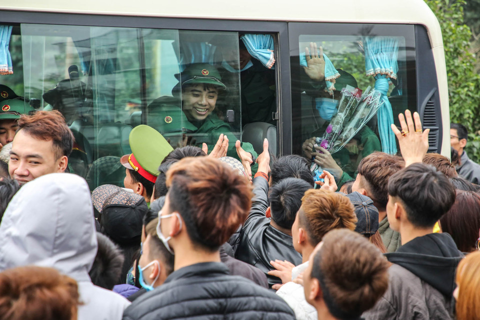 Sau khi giao nhận quân về đơn vị, các đơn vị sẽ theo dõi chặt chẽ tình hình sức khỏe tân binh, kịp thời phát hiện các trường hợp có sốt và các triệu chứng bệnh lý đường hô hấp như ho, sổ mũi, khó thở… để xử lý kịp thời. (Ảnh: Minh Sơn/Vietnam+)