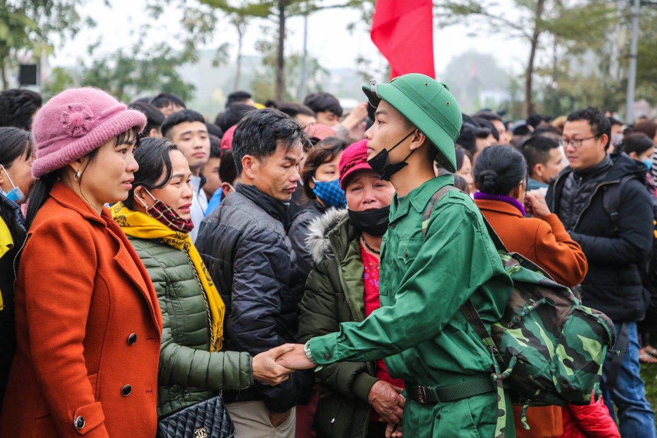 Rất nhiều cảm xúc của các gia đình trước khi con em mình lên đường thực hiện nghĩa vụ thiêng liêng của Tổ quốc. (Ảnh: Minh Sơn/Vietnam+)