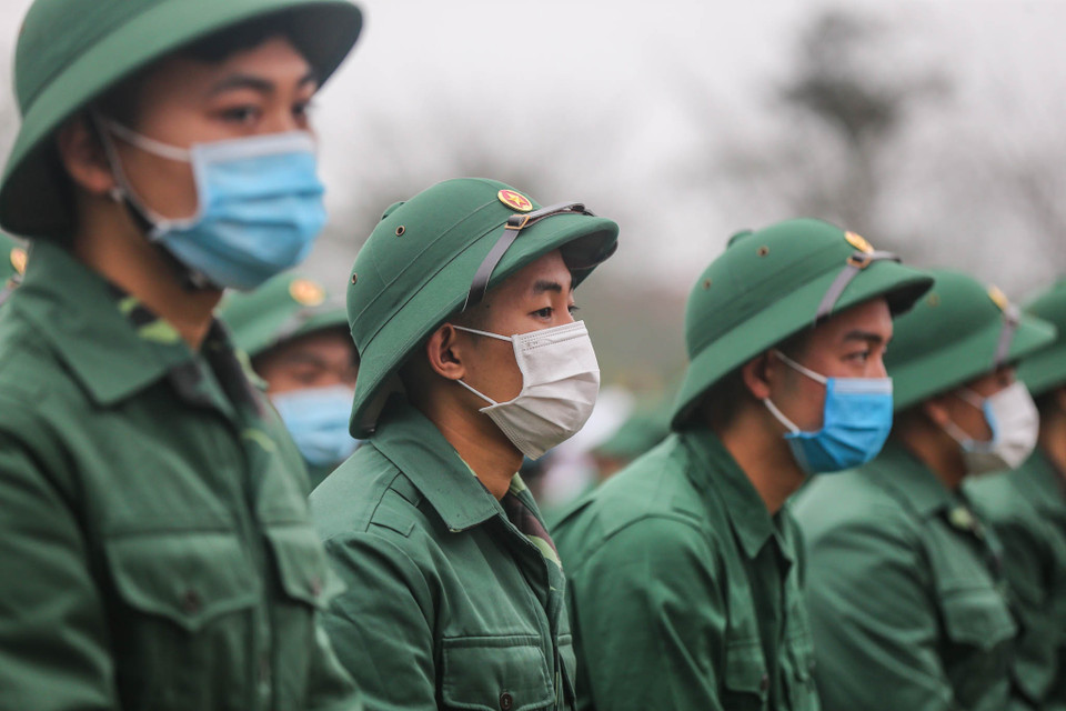 Để đảm bảo an toàn trong mùa dịch nCoV, toàn bộ các tân binh đều đã được trang bị khẩu trang trong suốt lễ giao nhận quân. Bên cạnh đó, lực lượng y tế cũng được huy động. (Ảnh: Minh Sơn/Vietnam+)