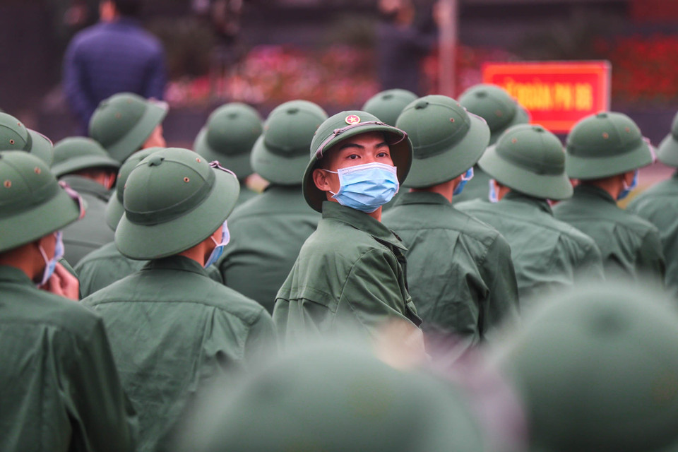 Trước khi lên xe di chuyển về điểm đóng quân, các tân binh cũng buộc phải rửa tay bằng nước sát khuẩn. (Ảnh: Minh Sơn/Vietnam+)