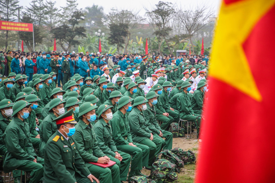 Giữa mùa dịch nCoV, lễ giao nhận quân đã diễn ra vô cùng đặc biệt khi các tân binh đều được trang bị khẩu trang. Bên cạnh đó, công tác đảm bảo y tế để phòng, chống dịch cũng được thực hiện nghiêm ngặt. (Ảnh: Minh Sơn/Vietnam+)