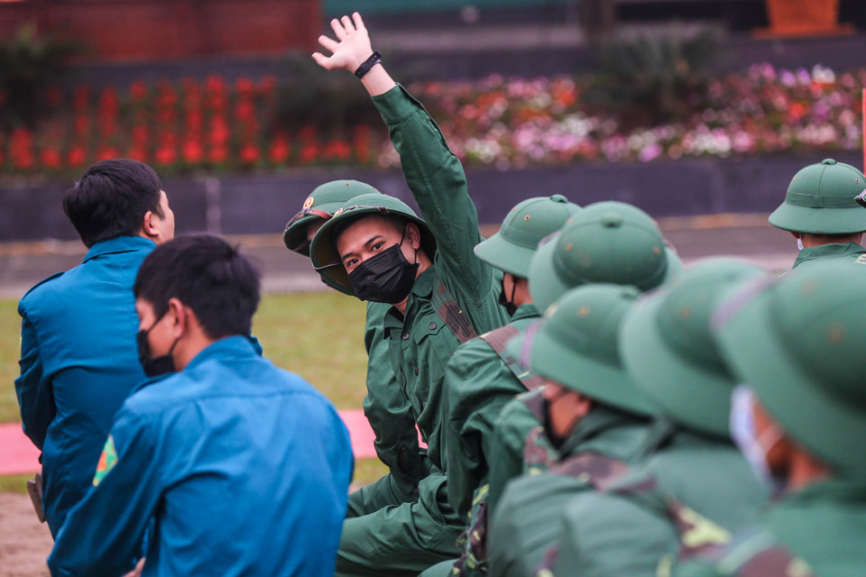 Với nhiều tân binh, đây là dịp vô cùng đặc biệt khi lễ giao nhận quân diễn ra đúng mùa dịch. (Ảnh: Minh Sơn/Vietnam+)