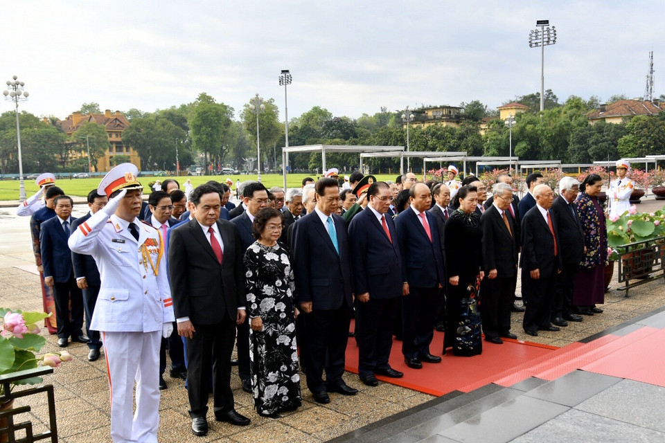 Trước buổi lễ, lúc 7 giờ 30, Đoàn đại biểu Trung ương viếng Lăng Chủ tịch Hồ Chí Minh và Đài Tưởng niệm các anh hùng liệt sĩ (đường Bắc Sơn, quận Ba Đình). (Ảnh: PV/Vietnam+)