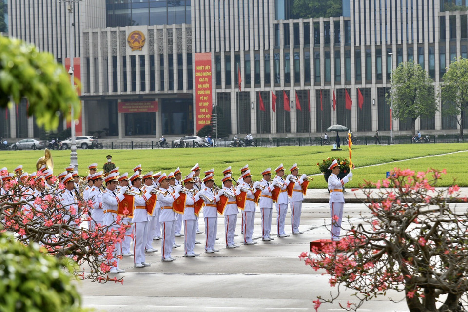 Trước buổi lễ, lúc 7 giờ 30, Đoàn đại biểu Trung ương viếng Lăng Chủ tịch Hồ Chí Minh và Đài Tưởng niệm các anh hùng liệt sĩ (đường Bắc Sơn, quận Ba Đình). (Ảnh: PV/Vietnam+)