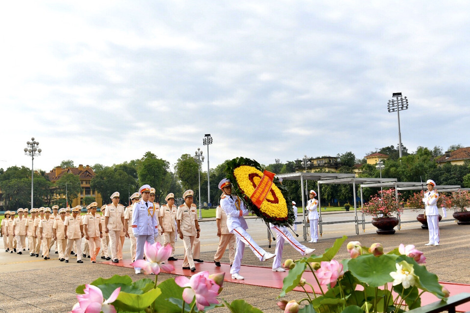 Trước buổi lễ, lúc 7 giờ 30, Đoàn đại biểu Trung ương viếng Lăng Chủ tịch Hồ Chí Minh và Đài Tưởng niệm các anh hùng liệt sĩ (đường Bắc Sơn, quận Ba Đình). (Ảnh: PV/Vietnam+)